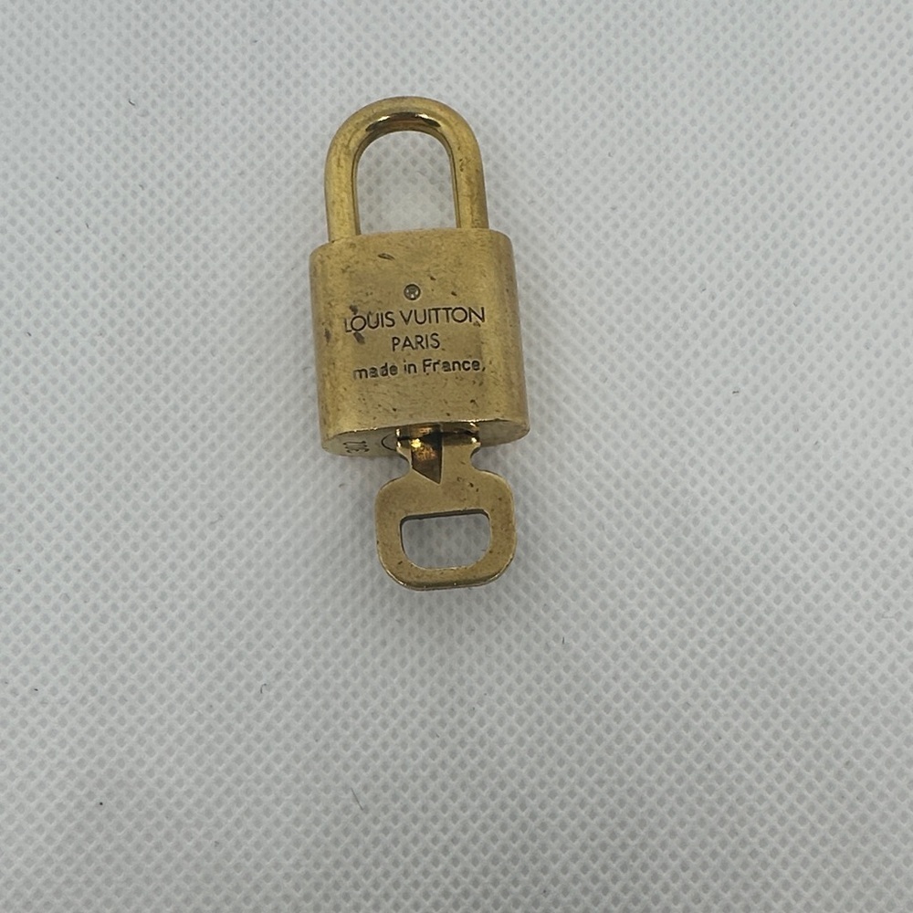 Louis Vuitton Luxurious Authentic Gold Lock 🔒 and Key 🔑 # 302 - Picture 2 of 4